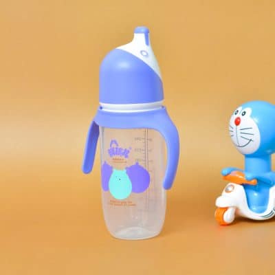 Playful 270 ml penguin-designed milk bottle, featuring an ergonomic shape and slow-flow nipple, safe and fun for babies' feeding time.